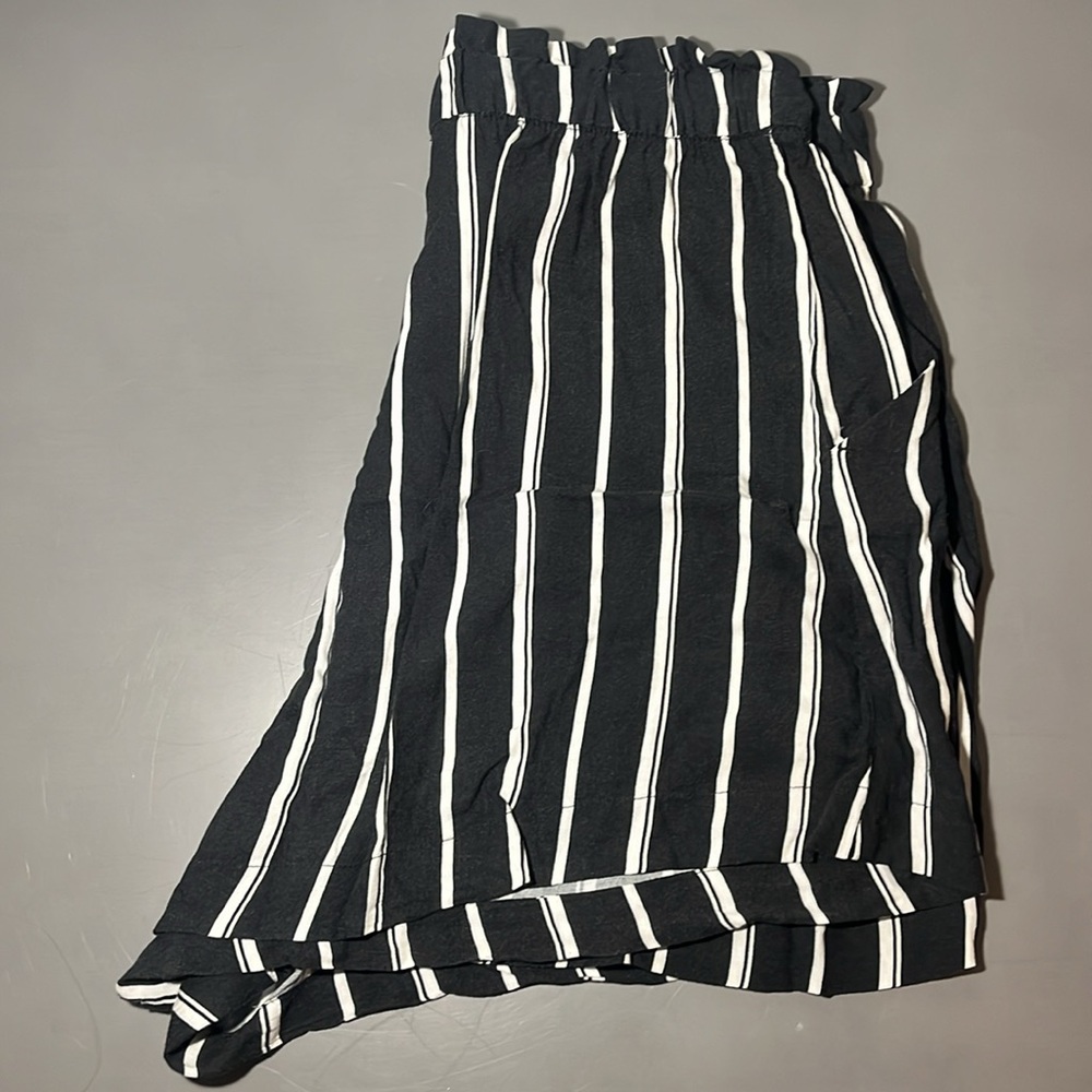 H&M Shorts - Picture 3 of 3